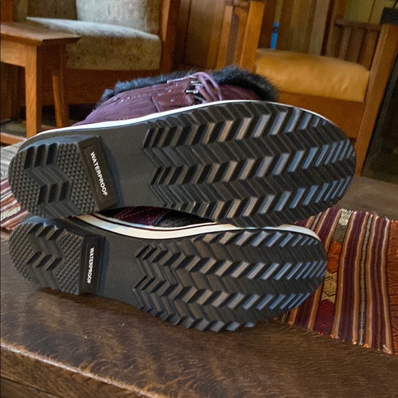 Women's Winter Boots with Faux Fur Lining - Picture 4 of 10